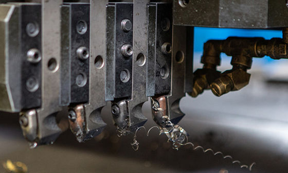 آلة القطع CNC الأفقية 6M 10000 طن ، آلة الحفر الهيدروليكية V للصفائح المعدنية